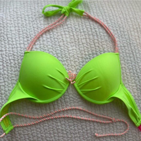 Bikini - Picture 3 of 3